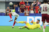 「パスをクリアするシモン　Ｗ杯サッカー」の画像1