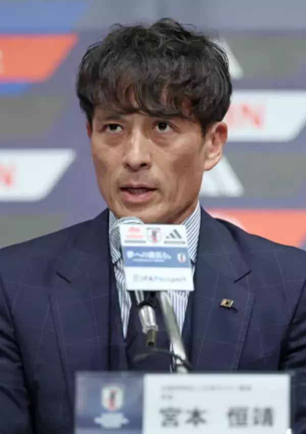 会見する宮本会長　サッカー