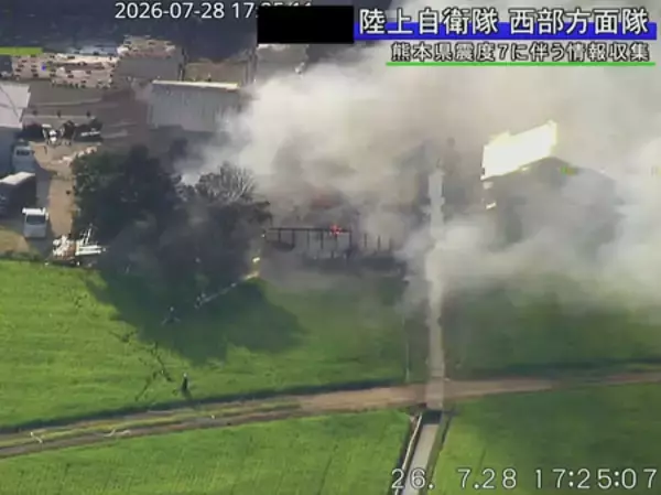 立ち上る白煙、道路も寸断＝陸自ヘリ上空映像―熊本震度７