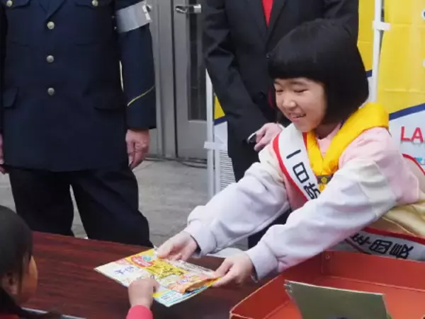 防犯対策の啓発品を配る永尾柚乃さん