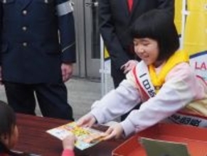 防犯対策の啓発品を配る永尾柚乃さん