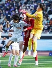 ゴール前で競り合う大熊、石田ら