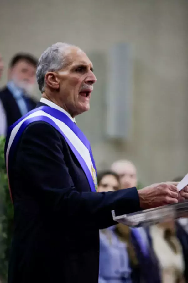 アスフラ大統領が就任