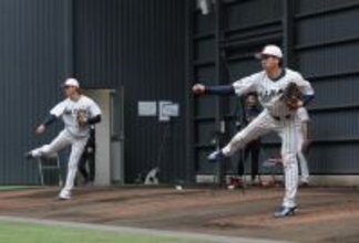 投球練習する大勢