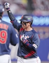 ガッツポーズする小園　野球