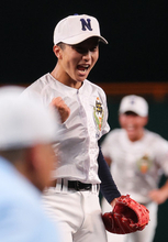 喜ぶ鈴木　高校野球