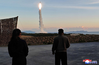 ミサイル発射に立ち会う金正恩氏