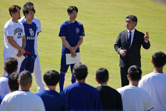 あいさつする工藤中日新監督　プロ野球