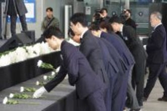 旅客機事故から１年で追悼式