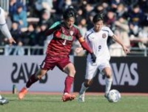 競り合う西村と北山　高校サッカー