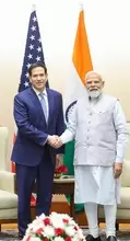 会談する印首相と米国務長官