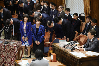 一礼する高市首相ら