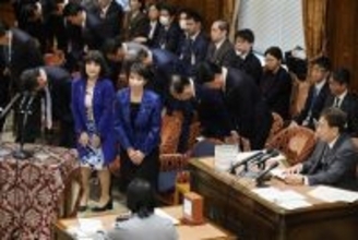 一礼する高市首相ら