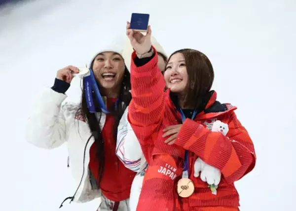 表彰式で自撮りする小野ら　五輪