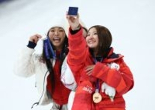 表彰式で自撮りする小野ら　五輪