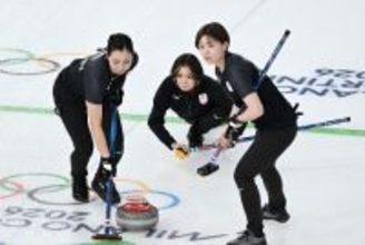 ストーンを投じる吉村　五輪