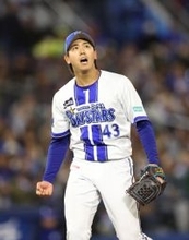 ガッツポーズする深沢　プロ野球