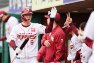 迎えられる辰己　プロ野球