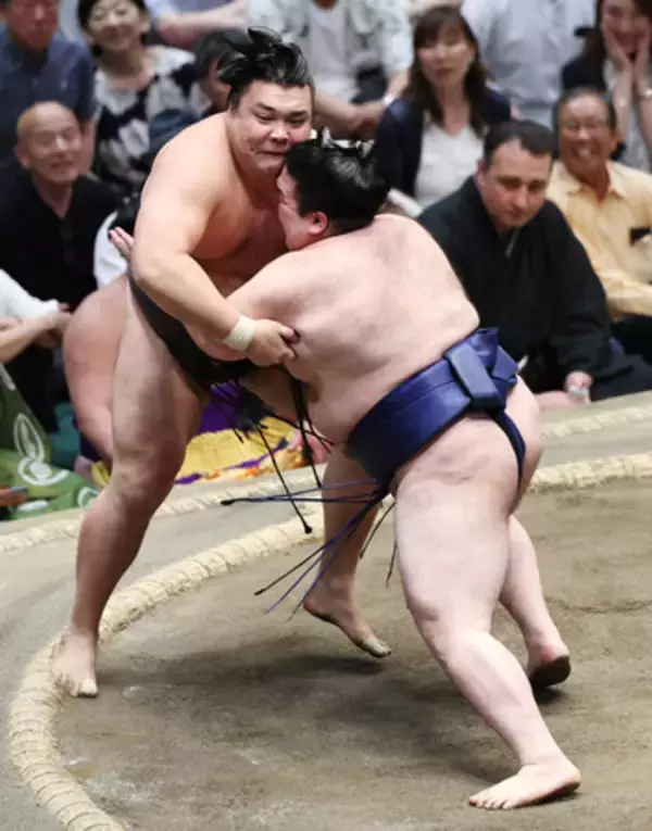 豪ノ山、霧島止める＝逆転勝ちで６勝目―大相撲夏場所