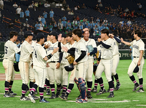 喜ぶ国学院大の選手たち