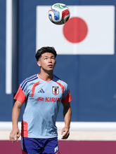 体を動かす塩貝　Ｗ杯サッカー