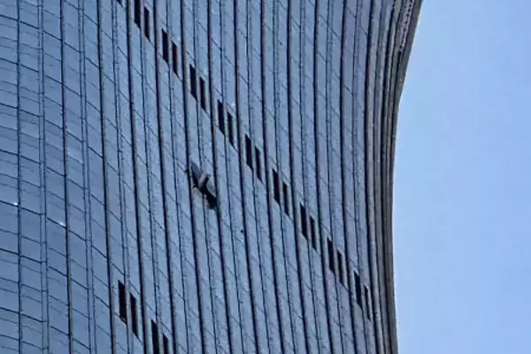 中国・北京、高層ビルに小型機衝突か