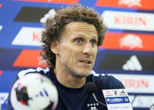 記者会見するフォルラン監督　サッカー