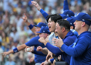 喜ぶ大谷　大リーグ