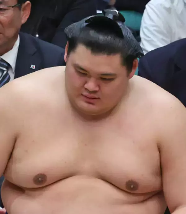 うつむく大の里