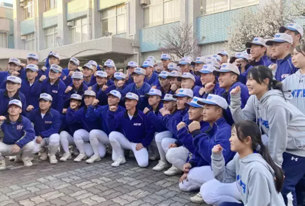 喜ぶ花咲徳栄の選手たち　高校野球