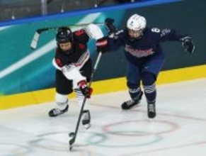 競り合う細山田　五輪