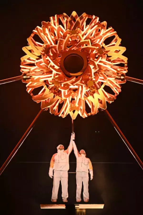 聖火台に点火するトンバさんら　五輪