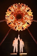 聖火台に点火するトンバさんら　五輪