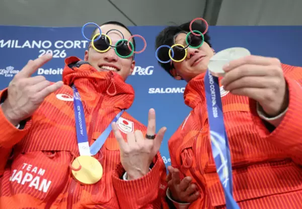 撮影に応じる木村と木俣　五輪