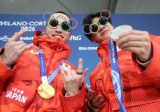 撮影に応じる木村と木俣　五輪