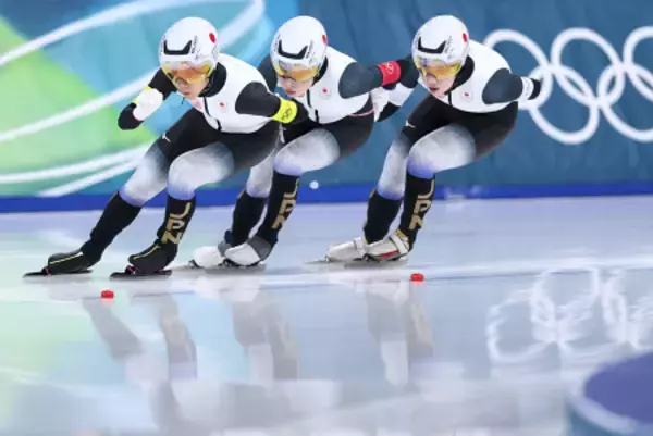 滑走する日本チーム　五輪