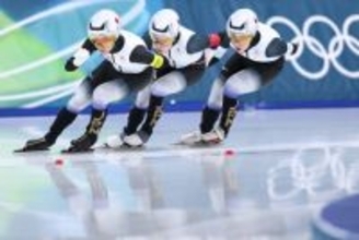 滑走する日本チーム　五輪