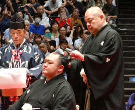 元小結北勝富士、しみじみと＝断髪式に３００人―大相撲