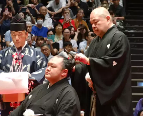 元小結北勝富士、しみじみと＝断髪式に３００人―大相撲