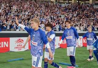 歓声に応える堂安ら　サッカー
