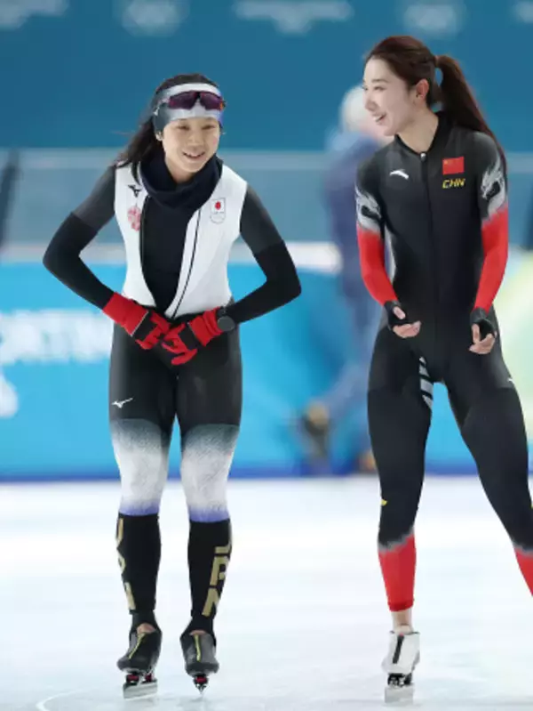 笑顔を見せる高木