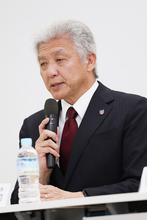 記者会見する南部委員長