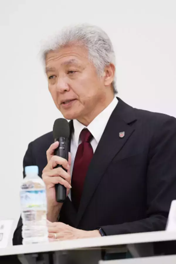 記者会見する南部委員長