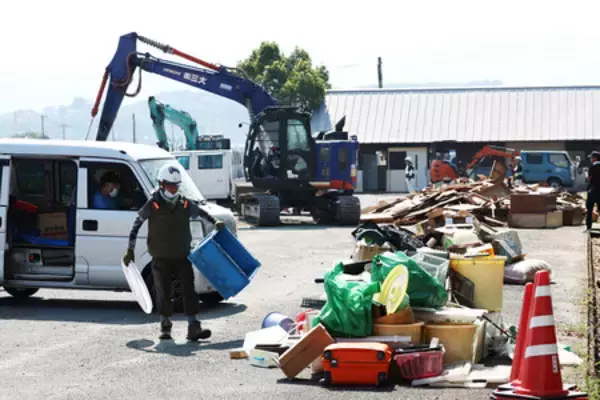 損壊家具や廃材、次々と＝災害ごみ受け入れ開始―震度７の熊本県氷川町