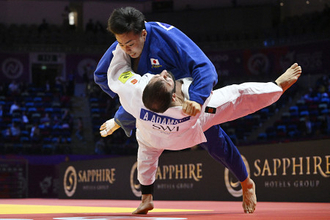 準決勝で攻める新井　世界柔道