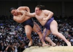 心揺れず、横綱破る＝安青錦、賜杯争いは千秋楽へ―大相撲九州場所