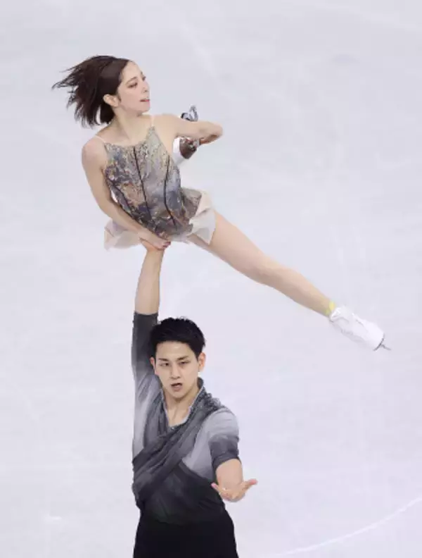 ペア・フリーで演技する三浦、木原組