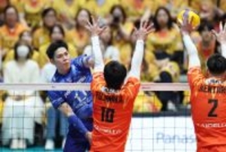 スパイクを放つ西田　ＳＶリーグ