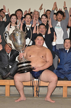 賜杯を手にする大の里