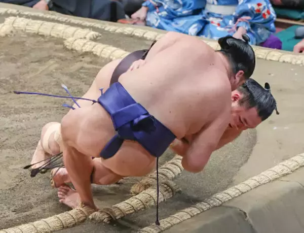 朝乃山の寄り倒し